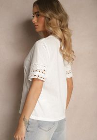 Renee - Biały Bawełniany T-shirt z Ażurowymi Rękawkami Zolreia. Okazja: na co dzień. Kolor: biały. Materiał: bawełna. Długość rękawa: krótki rękaw. Wzór: ażurowy. Styl: sportowy, casual #4