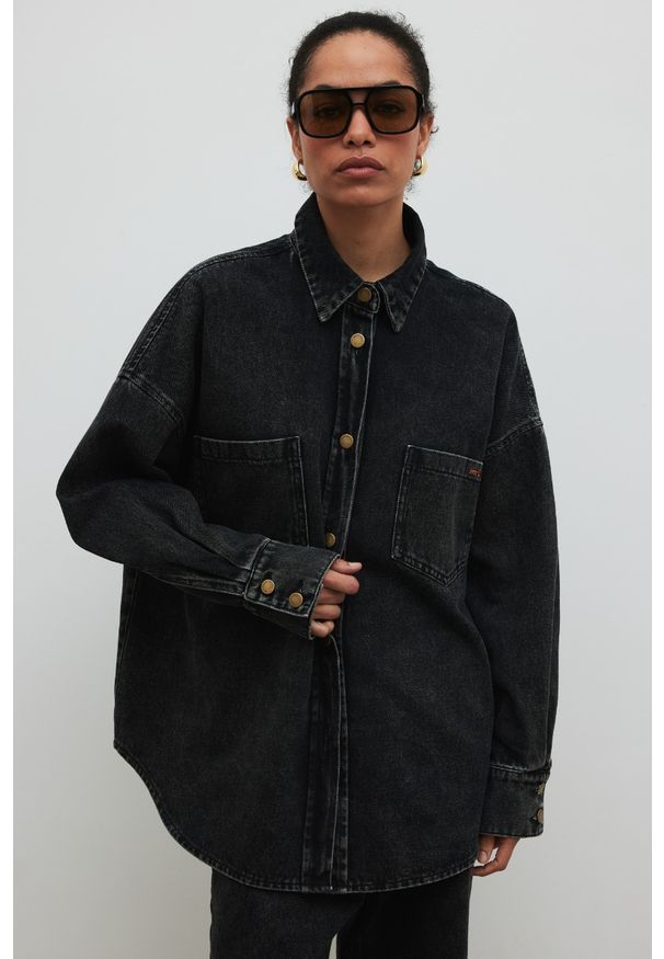 Marsala - Koszula jeansowa w kolorze WASHED BLACK- INSPIRE. Okazja: do pracy, na spotkanie biznesowe. Materiał: jeans. Długość rękawa: długi rękaw. Długość: długie. Wzór: haft, gładki, aplikacja. Styl: elegancki, sportowy, biznesowy