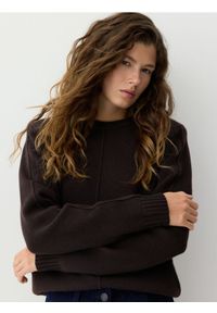 Reserved - Sweter z wełny merino - ciemnobrązowy. Kolor: brązowy. Materiał: wełna #1