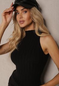 Renee - Czarny Top z Golfem i Wiskozą z Prążkowanego Materiału Lilithea. Okazja: na co dzień. Typ kołnierza: golf. Kolor: czarny. Materiał: wiskoza, materiał, prążkowany. Styl: casual, elegancki