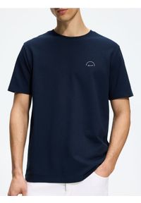 Reserved - Strukturalny t-shirt regular fit - granatowy. Kolor: niebieski. Materiał: bawełna, dzianina