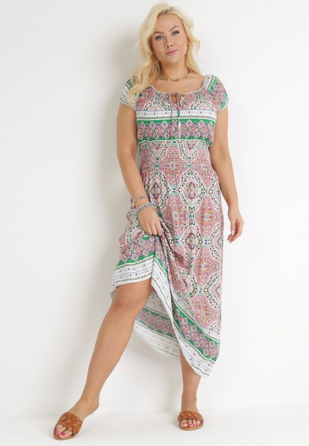 Born2be - Zielono-Różowa Bawełniana Sukienka Maxi we Wzory z Hiszpańskim Dekoltem i Gumkami w Talii Teena. Okazja: na co dzień. Kolor: zielony. Materiał: bawełna. Typ sukienki: rozkloszowane, proste. Styl: casual. Długość: maxi