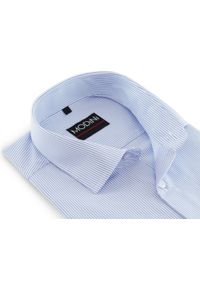 Modini - Koszula męska z krótkim rękawem w biało-błękitny prążek DK3. Kolor: niebieski, biały, wielokolorowy. Materiał: tkanina, poliester, bawełna, elastan. Długość rękawa: krótki rękaw. Długość: krótkie. Wzór: prążki #1