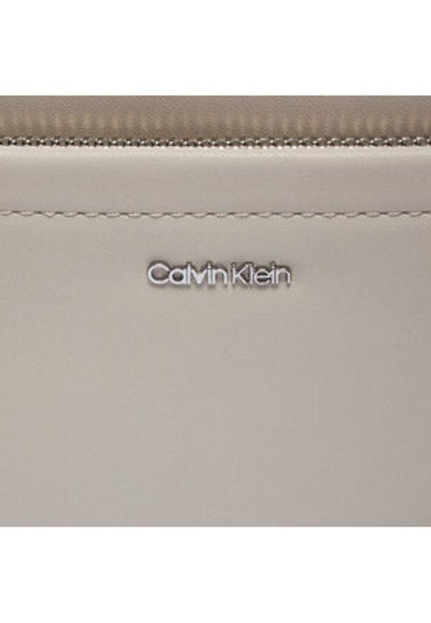 Calvin Klein Torebka Ck Must Convertible Camera Bag K60K612280 Beżowy. Kolor: beżowy. Materiał: skórzane