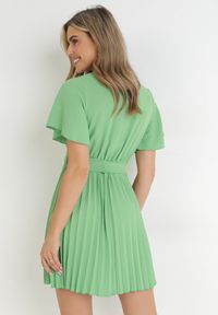 Born2be - Zielona Sukienka Plisowana z Kopertowym Dekoltem Zamiya. Kolor: zielony. Materiał: materiał. Długość rękawa: krótki rękaw. Typ sukienki: kopertowe #3