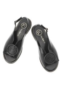 Sandały damskie Filippo, cholewka ze skóry ekologicznej na płaskiej podeszwie z elegancką broszką, czarne, DS6229/26. Kolor: czarny. Materiał: skóra ekologiczna. Obcas: na płaskiej podeszwie. Styl: elegancki #6