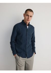 Reserved - Gładka koszula slim fit - granatowy. Kolor: niebieski. Materiał: bawełna, tkanina. Wzór: gładki #1