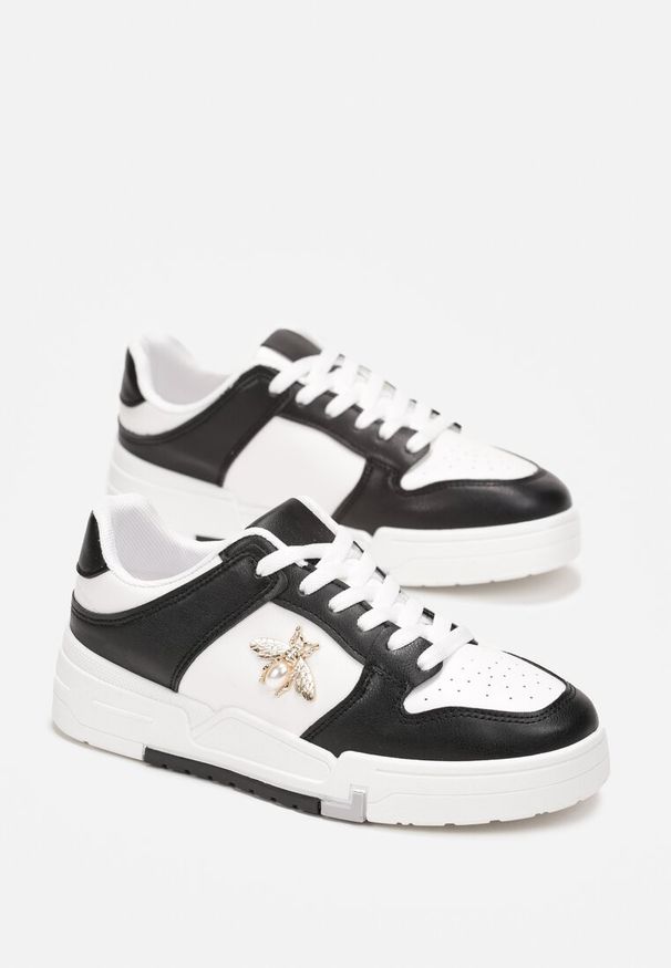 Renee - Czarne Sneakersy z Broszką z Perłą w Kształcie Owada Zuriana. Kolor: czarny