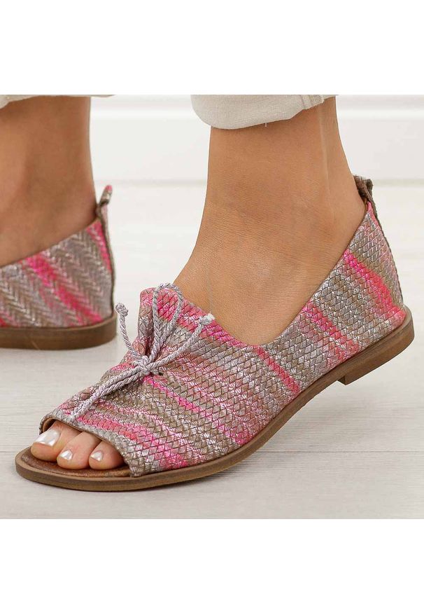 DEONI - Multi róż n02 skórzane Polskie sandały damskie z zakrytą piętą Deoni D488. Zapięcie: bez zapięcia. Kolor: różowy. Materiał: skóra. Sezon: wiosna, lato. Styl: klasyczny