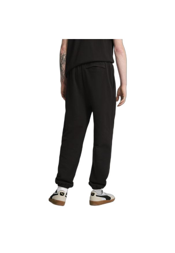 Spodnie dresowe Puma Essentials Relaxed TR CL. Kolor: czarny. Materiał: dresówka. Styl: elegancki