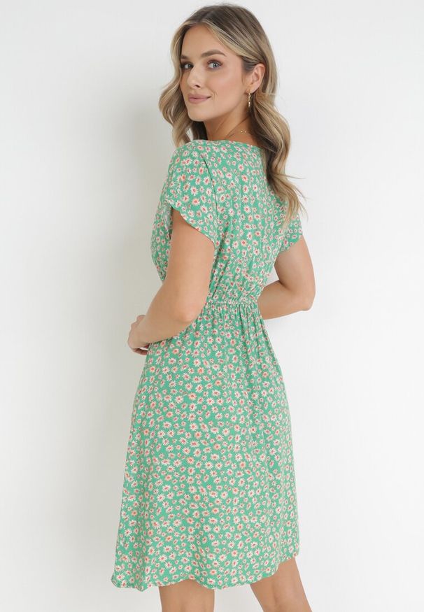 Born2be - Zielona Wiskozowa Rozkloszowana Sukienka z Gumką w Talii w Kwiaty Heidene. Kolor: zielony. Materiał: wiskoza. Wzór: kwiaty