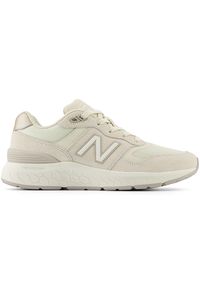 Buty damskie New Balance WW880TB6 – beżowe. Okazja: na co dzień, na spacer. Kolor: beżowy. Materiał: guma, zamsz. Szerokość cholewki: normalna. Sport: turystyka piesza, fitness #1