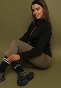 Born2be - Czarna Bluza z Polarem i Kołnierzem oraz Suwakiem Oxerda. Okazja: na co dzień, na spacer. Kolor: czarny. Materiał: polar. Wzór: aplikacja. Styl: sportowy, casual, elegancki