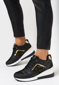 Born2be - Czarno-Białe Sneakersy Kasaris. Okazja: na co dzień. Kolor: czarny. Materiał: jedwab, jeans. Wzór: aplikacja. Obcas: na koturnie. Wysokość obcasa: średni