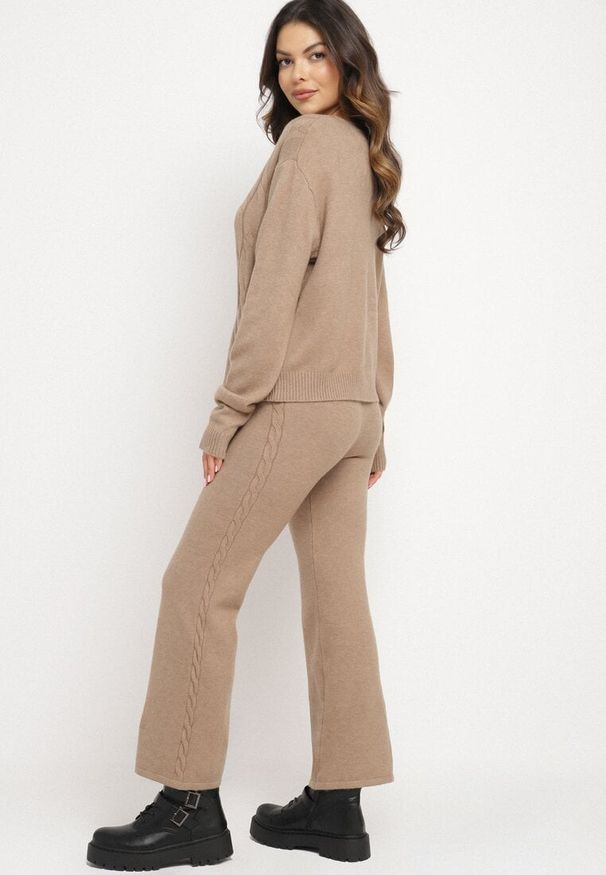 Born2be - Ciemnobeżowy Komplet z Wełną i Bawełną Sweter ze Splotem i Szerokie Spodnie Reinettia. Kolor: beżowy. Materiał: wełna, bawełna. Wzór: ze splotem