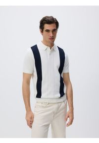 Reserved - Sweter polo w paski - biały. Typ kołnierza: polo. Kolor: biały. Materiał: bawełna, dzianina. Wzór: paski