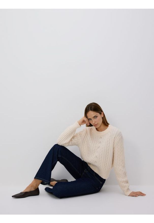 Reserved - Sweter z dekoracyjnym splotem - kremowy. Kolor: kremowy. Materiał: wełna, dzianina. Wzór: ze splotem