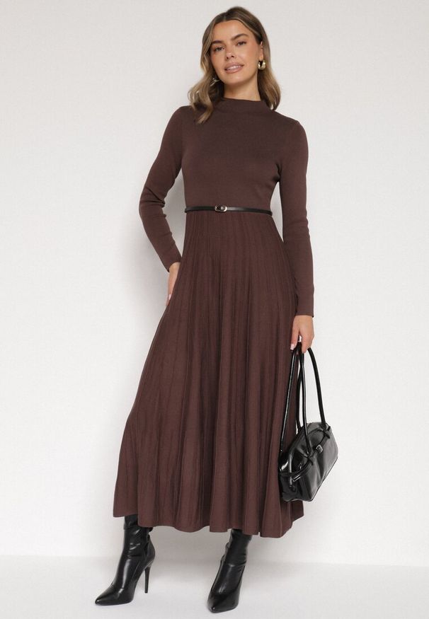 Born2be - Brązowa Rozkloszowana Sukienka z Dzianiny z Wiskozą z Długim Rękawem i Paskiem Tusmina. Okazja: na co dzień. Kolor: brązowy. Materiał: dzianina, wiskoza. Długość rękawa: długi rękaw. Styl: klasyczny, casual, elegancki