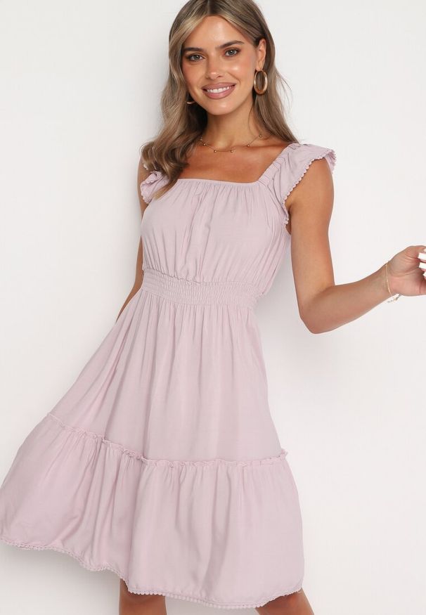 Born2be - Jasnofioletowa Taliowana Sukienka z Wiskozą i Bawełną Falbankami oraz Gumką w Talii Hemvia. Okazja: na co dzień. Typ kołnierza: kołnierz z falbankami. Kolor: fioletowy. Materiał: wiskoza, bawełna. Typ sukienki: rozkloszowane. Styl: elegancki, casual