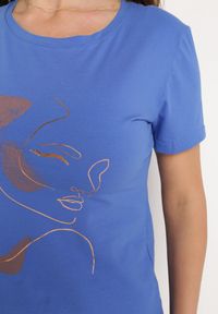 Born2be - Granatowy T-shirt z Bawełny z Krótkim Rękawem i Nadrukiem Tiaressa. Kolor: niebieski. Materiał: bawełna. Długość rękawa: krótki rękaw. Długość: krótkie. Wzór: nadruk. Styl: klasyczny, elegancki #7