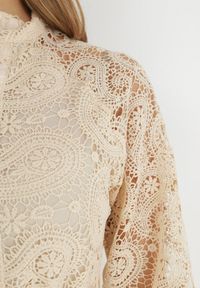 Born2be - Jasnobeżowa Sukienka Eudoreia. Typ kołnierza: kołnierzyk stójkowy. Kolor: beżowy. Wzór: ażurowy, aplikacja. Typ sukienki: rozkloszowane. Materiał: bawełna, materiał, koronka. Długość rękawa: długi rękaw. Sezon: lato. Styl: elegancki, boho. Długość: midi #4