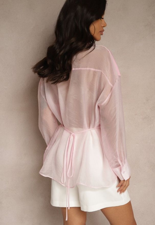 Renee - Różowa Koszula Ozdobiona Przezroczystymi Rękawami Tilaria. Okazja: na co dzień. Kolor: różowy. Materiał: jeans. Wzór: aplikacja. Sezon: lato. Styl: casual