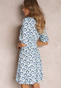 Renee - Niebieska Sukienka Mini w Mozaikowy Wzór z Bufiastymi Rękawami Sabreena. Kolor: niebieski. Typ sukienki: kopertowe. Długość: mini #2