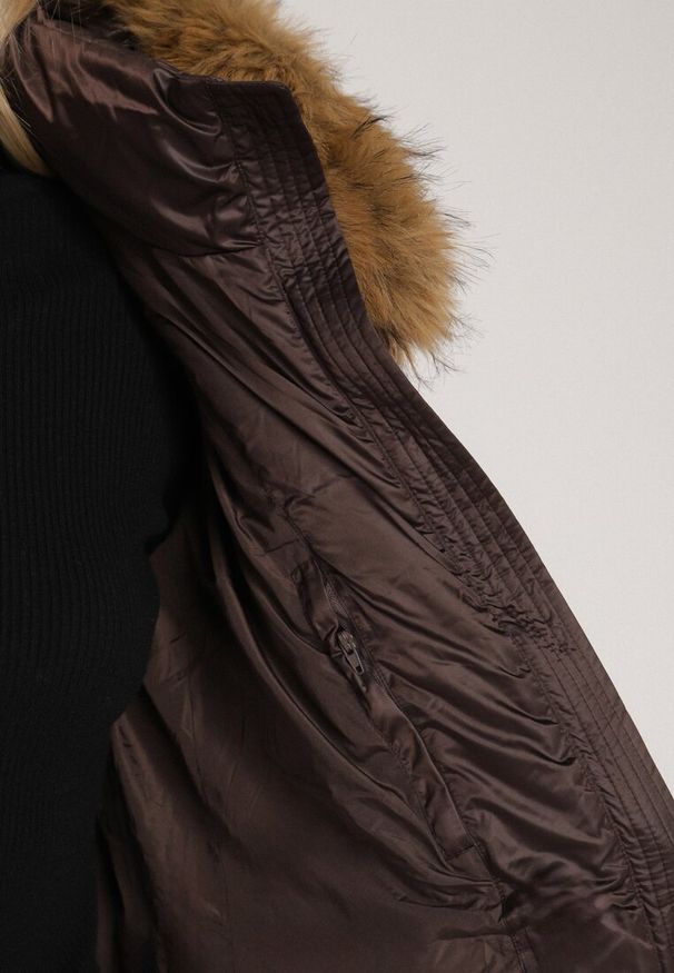 Born2be - Brązowa Kurtka z Pikowanymi Przeszyciami Paskiem i Kapturem z Futrem Lidanessa. Okazja: na co dzień. Kolor: brązowy. Materiał: futro. Styl: casual