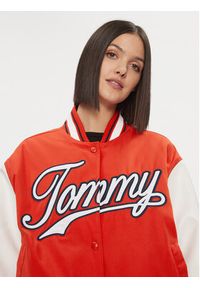 Tommy Jeans Kurtka bomber Letterman DW0DW17233 Czerwony Relaxed Fit. Kolor: czerwony. Materiał: syntetyk