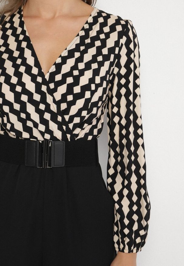 Born2be - Czarno-Beżowy Wzorzysty Kombinezon Kopertowy z Prostymi Nogawkami i Elastycznym Paskiem Tinadorae. Okazja: na co dzień. Kolor: czarny. Materiał: tkanina. Długość rękawa: długi rękaw. Długość: długie. Styl: elegancki, casual