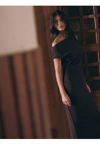 Reserved - Sukienka midi - ciemnobrązowy. Kolor: brązowy. Materiał: wiskoza. Długość: midi