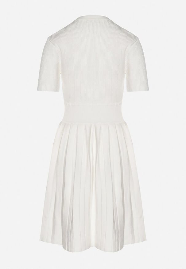 Born2be - Biała Sukienka z Wiskozy o Rozkloszowanym Kroju z Plisami i Guzikami Alusena. Okazja: na co dzień. Kolor: biały. Materiał: wiskoza. Typ sukienki: rozkloszowane. Styl: casual, elegancki