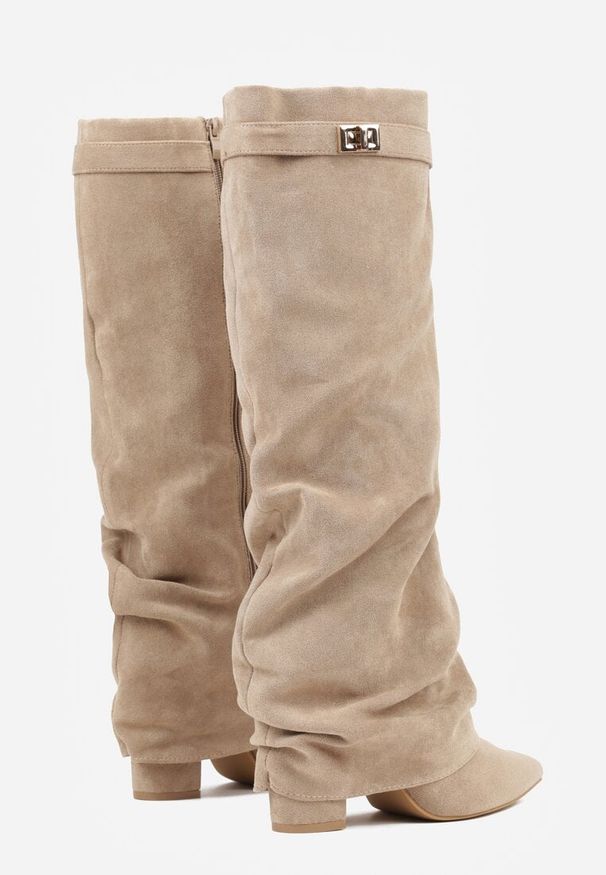 Renee - Ciemnobeżowe Marszczone Kozaki na Słupkowym Obcasie z Wywiniętą Cholewką Runella. Okazja: na co dzień, na imprezę. Kolor: beżowy. Materiał: skóra, jeans. Szerokość cholewki: normalna. Obcas: na obcasie. Styl: casual, elegancki. Wysokość obcasa: średni