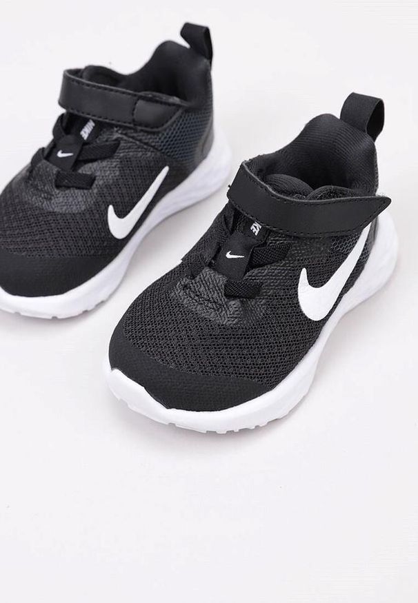 Buty do biegania niemowlęce Nike Revolution 6 NN. Zapięcie: rzepy. Kolor: czarny. Materiał: tkanina, materiał, syntetyk. Szerokość cholewki: normalna. Model: Nike Revolution