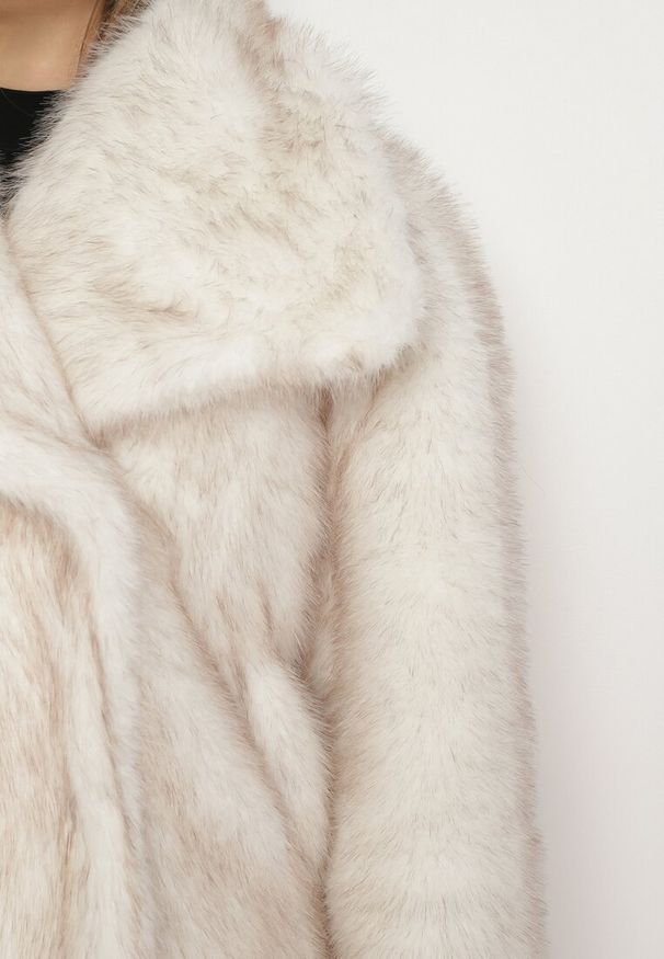 Born2be - Jasnobeżowa Kurtka Futerko z Szerokim Kołnierzem Vertilira. Okazja: na co dzień. Kolor: beżowy. Materiał: futro. Styl: wizytowy, casual, elegancki