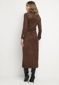 Born2be - Brązowa Koszulowa Sukienka z Imitacji Zamszu z Marszczeniem w Talii Eselea. Okazja: na co dzień. Typ kołnierza: dekolt w serek, kołnierzyk klasyczny. Kolor: brązowy. Materiał: zamsz. Typ sukienki: koszulowe. Styl: klasyczny, casual, elegancki #5