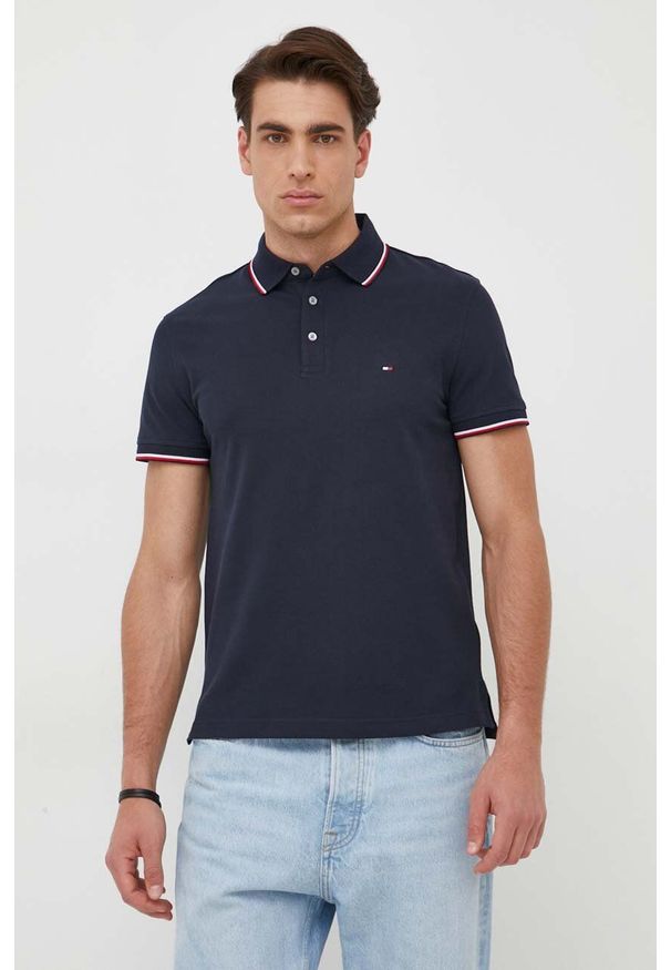 TOMMY HILFIGER - Tommy Hilfiger polo męski kolor granatowy wzorzysty. Okazja: na co dzień. Typ kołnierza: polo. Kolor: niebieski. Materiał: bawełna, dzianina. Długość: krótkie. Wzór: aplikacja. Styl: casual