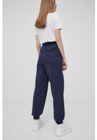 Tommy Jeans spodnie damskie kolor granatowy gładkie. Kolor: niebieski. Materiał: materiał, dzianina. Wzór: gładki