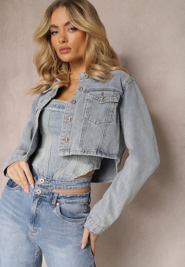 Renee - Niebieska Jeansowa Krótka Kurtka z Zapinanymi na Guziki Kieszeniami Mightema. Okazja: na co dzień. Kolor: niebieski. Materiał: jeans. Długość: krótkie. Sezon: lato, wiosna. Styl: klasyczny, elegancki, casual