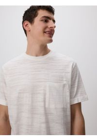 Reserved - T-shirt comfort z kieszonką - złamana biel. Materiał: bawełna, dzianina