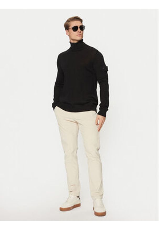Stone Island Golf 8115565FC Czarny Regular Fit. Typ kołnierza: golf. Kolor: czarny. Materiał: wełna