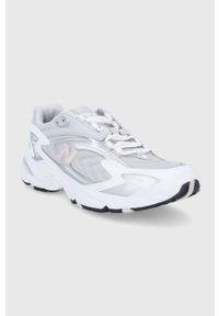 New Balance Buty kolor srebrny. Nosek buta: okrągły. Zapięcie: sznurówki. Kolor: srebrny. Materiał: guma