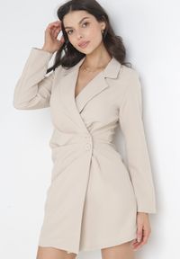 Born2be - Jasnobeżowa Sukienka Ionitheme. Okazja: na spotkanie biznesowe, do pracy. Typ kołnierza: dekolt w serek. Kolor: beżowy. Styl: elegancki, klasyczny, biznesowy #4