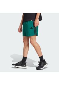Adidas - Szorty Essentials 3-Stripes Chelsea. Kolor: zielony, czarny, wielokolorowy. Materiał: materiał. Sport: fitness