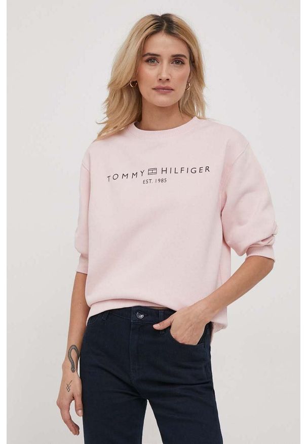 TOMMY HILFIGER - Tommy Hilfiger bluza damska kolor różowy. Kolor: różowy. Materiał: bawełna. Wzór: nadruk. Styl: klasyczny