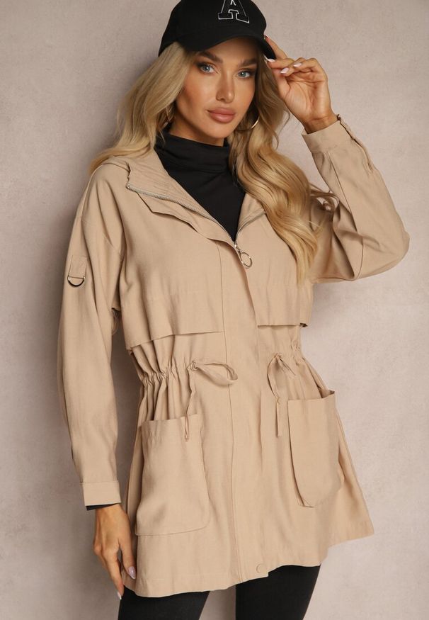 Renee - Beżowa Kurtka o Fasonie Parki z Kapturem i Troczkiem Mevalla. Okazja: na co dzień, na spacer. Typ kołnierza: kaptur. Kolor: beżowy. Materiał: jeans. Styl: casual, elegancki, sportowy