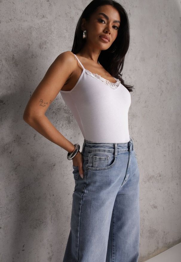 Renee - Biały Bieliźniany Top na Ramiączkach z Bawełny Zdobiony Koronką Bernelle. Kolor: biały. Materiał: bawełna, koronka. Długość rękawa: na ramiączkach. Wzór: aplikacja, koronka