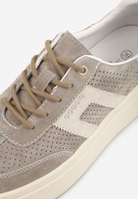 Renee - Ciemnobeżowe Sneakersy z Zamszu Naturalnego na Platfomie z Napisem i Perforacją Zitara. Okazja: na co dzień. Kolor: beżowy. Materiał: zamsz. Wzór: napisy. Obcas: na platformie #9