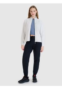 4f - 4F Bluza dresowa rozpinana bez kaptura damska - szara M. Okazja: na co dzień. Typ kołnierza: bez kaptura. Kolor: szary. Materiał: dresówka. Długość rękawa: raglanowy rękaw. Wzór: ze splotem. Styl: klasyczny, sportowy, casual