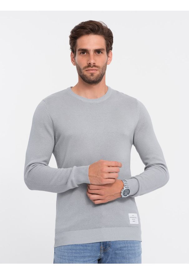 Ombre Clothing - Sweter męski z teksturą i półokrągłym dekoltem - jasnoszary V5 - Rozmiar: M. Kolor: szary. Materiał: bawełna, akryl. Długość rękawa: długi rękaw. Długość: długie. Wzór: aplikacja